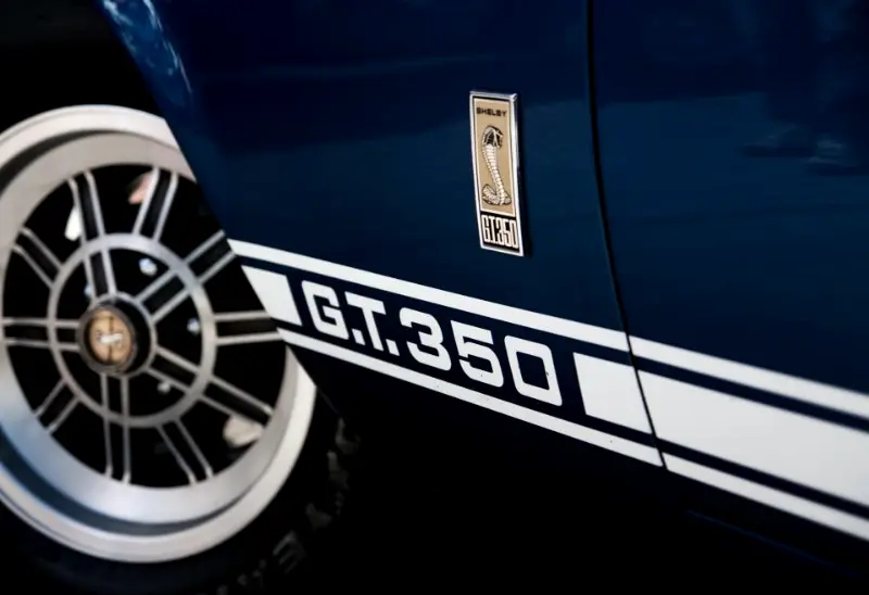 Detail van een autowiel met band.