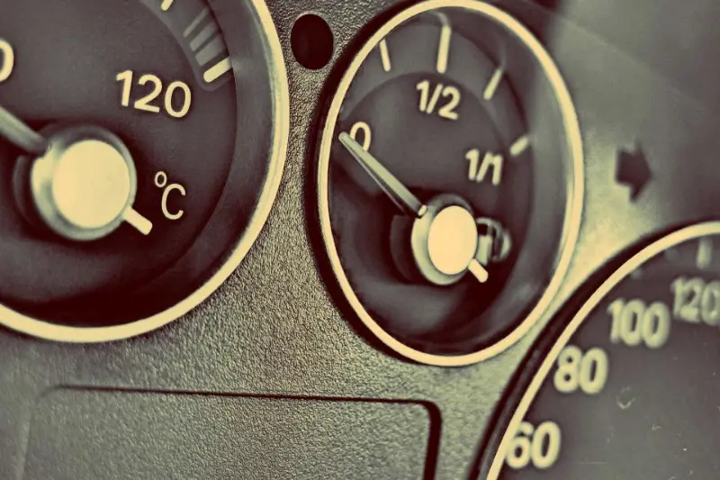 Meters op een dashboard van een auto.