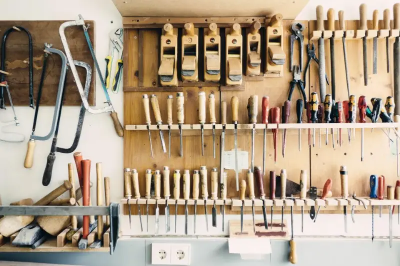 Handgereedschap op een werkbank.